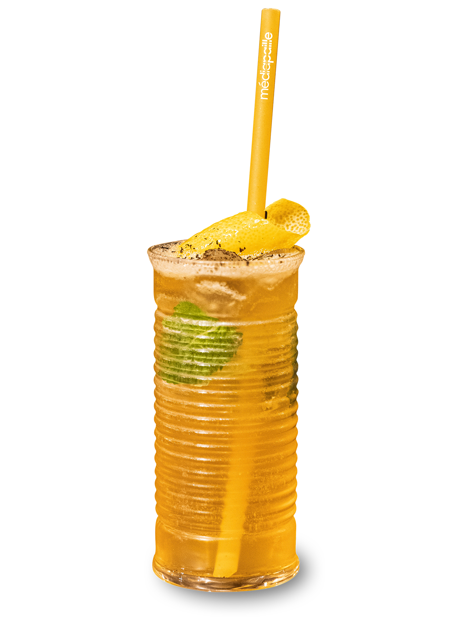 cocktail avec une paille en pâte