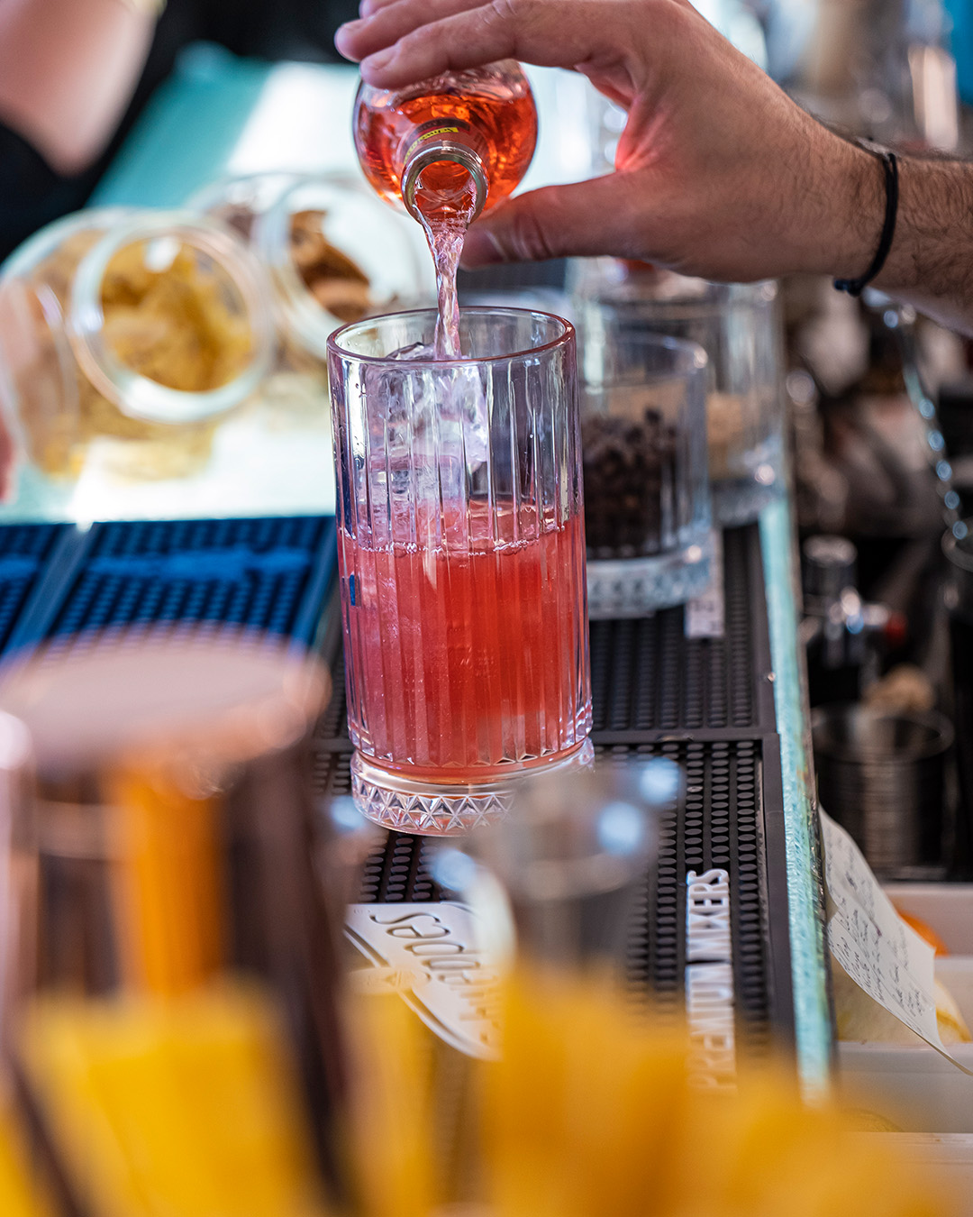 cocktail avec une paille en pâte