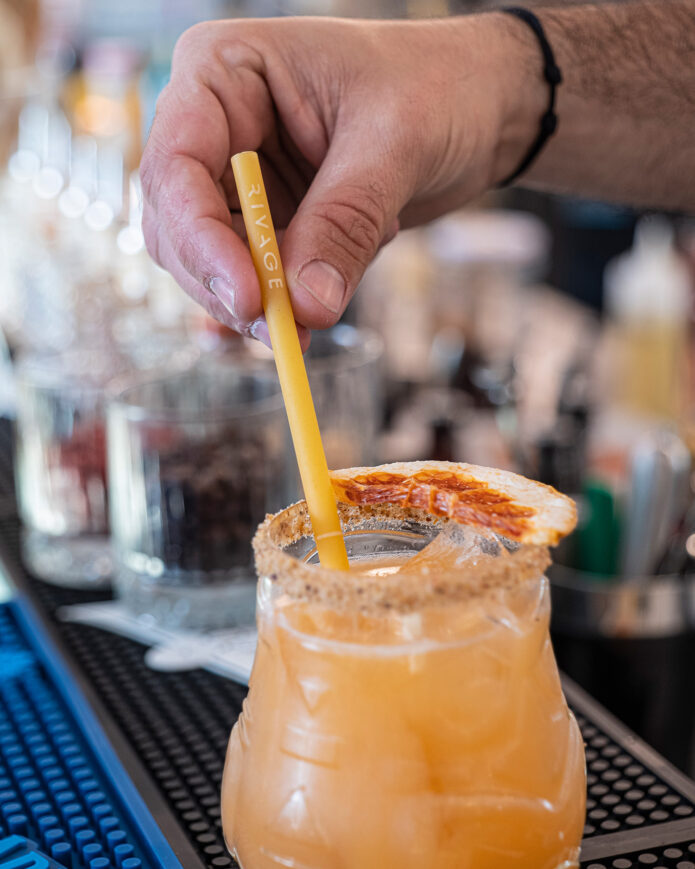 cocktail avec une paille en pâte