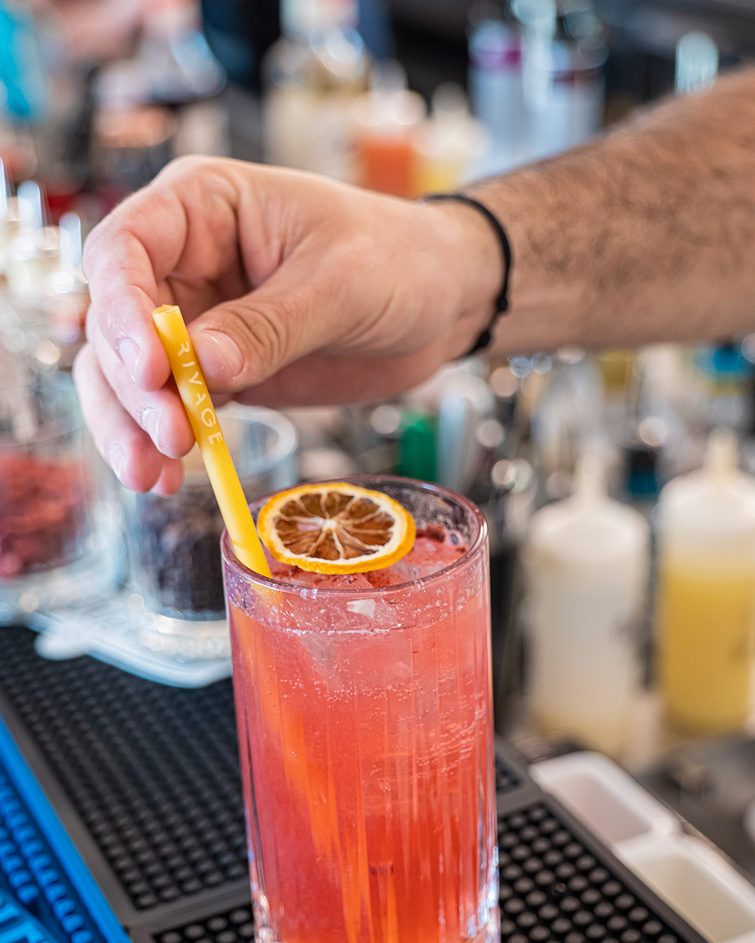 cocktail avec une paille en pâte