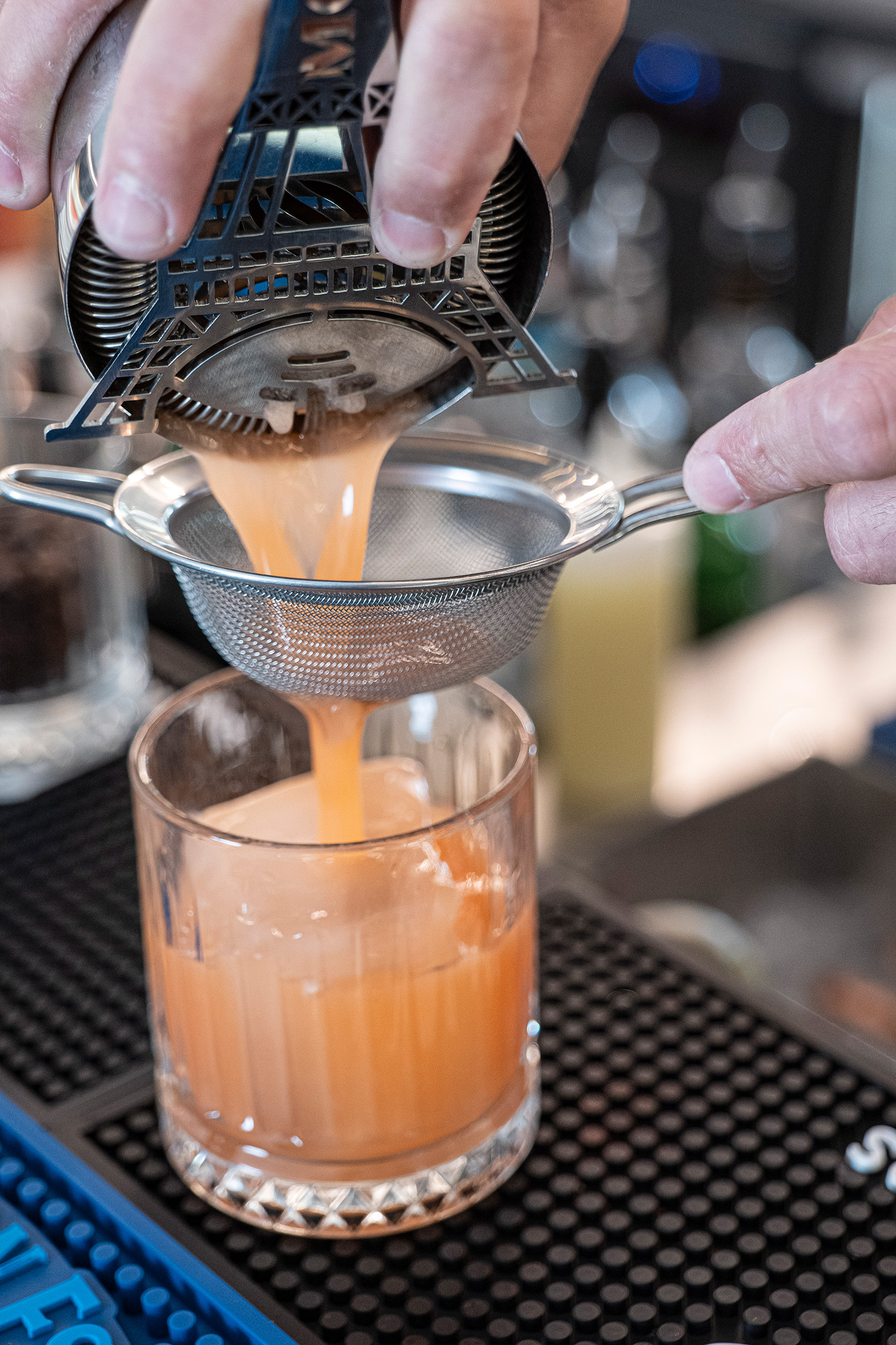 cocktail avec une paille en pâte