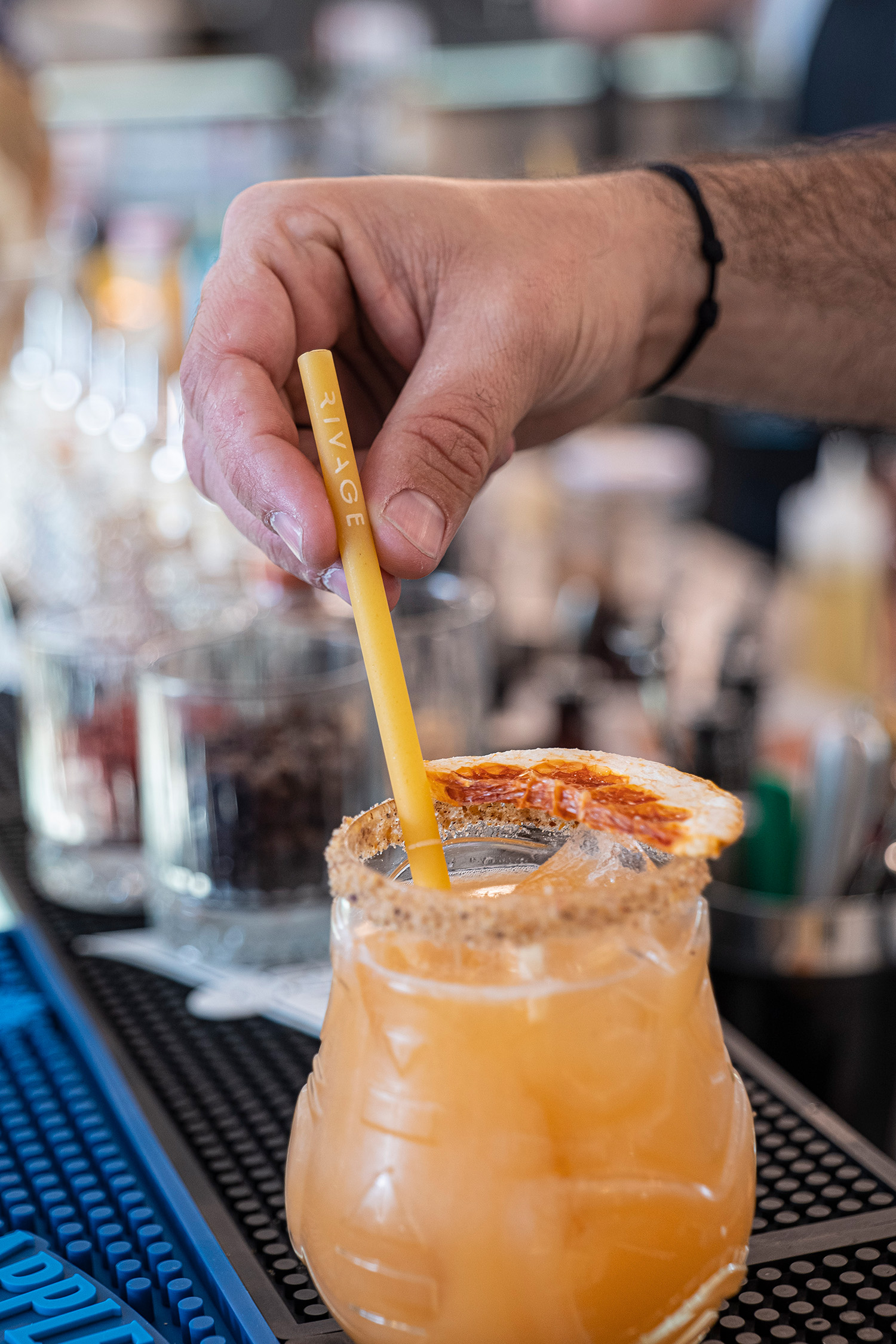 cocktail avec une paille en pâte